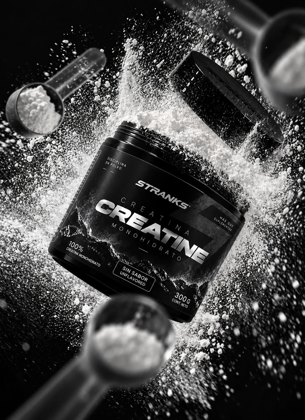 Pote de STRANKS Creatine abierto, con creatina en polvo y scoops volando a su alrededor